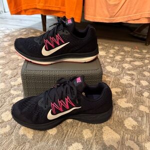 Size 8.5 - women’s Nike Zoom Winflo 5 Bright Black and Pink Athletic Shoes